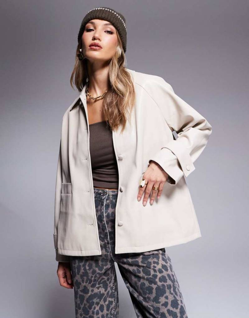 River Island - Hemdjacke aus Kunstleder in hellem Steinbeige-Neutral von River Island