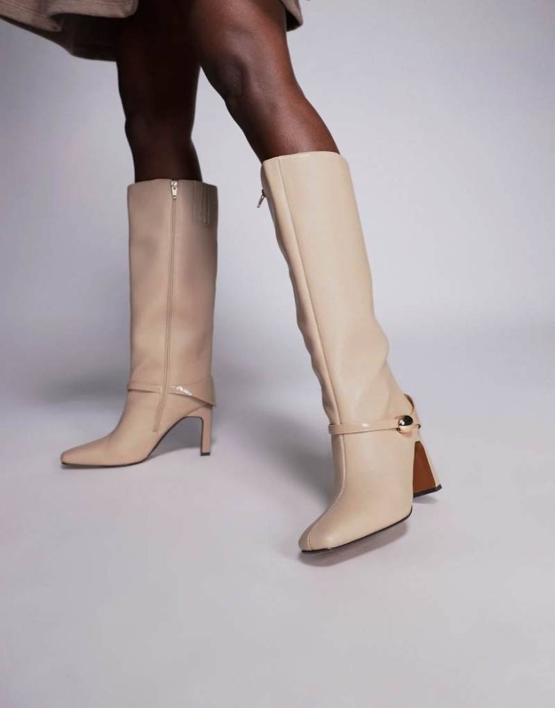 River Island - Kniehohe Stiefel mit Metallbeschlägen in Beige-Neutral von River Island