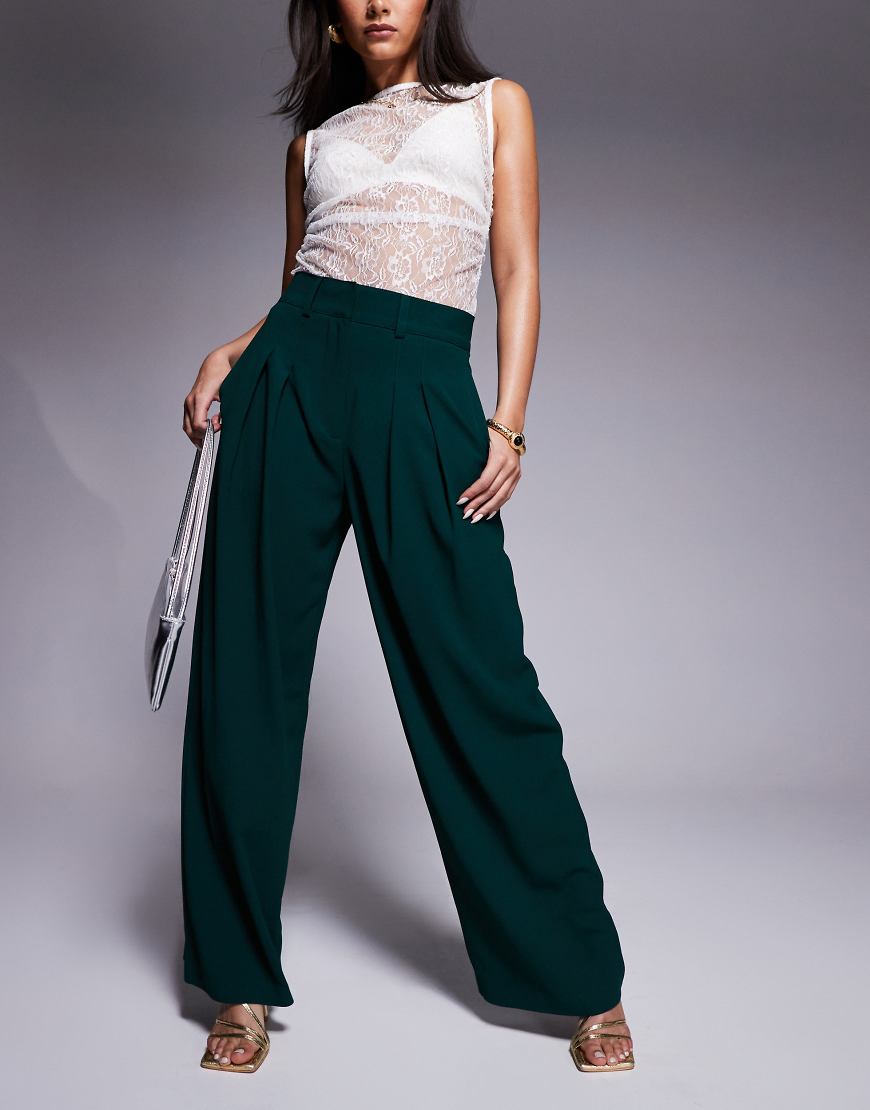 River Island - Hose in Dunkelgrün mit weitem Bein und Falten River Island - Hose in Dunkelgrün mit weitem Bein und Falten von River Island