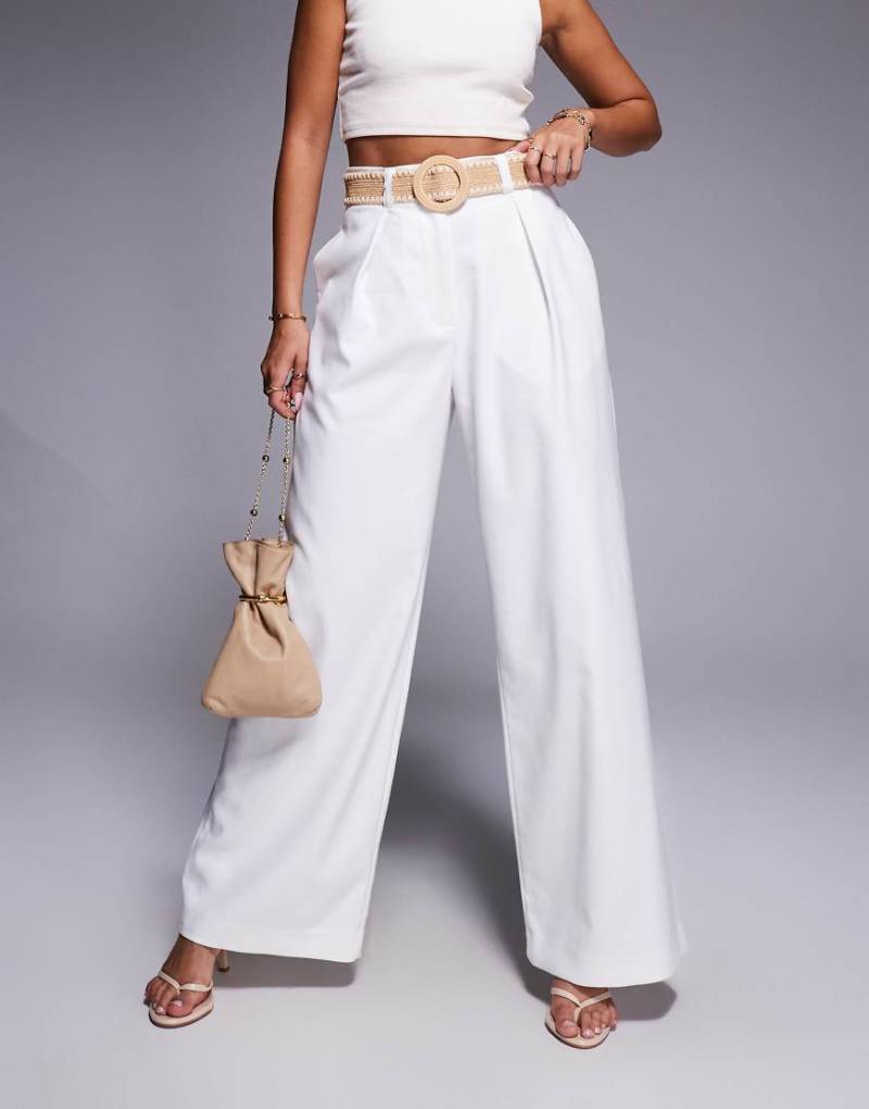 River Island - Hose in Weiß mit Gürtel und weitem Bein von River Island