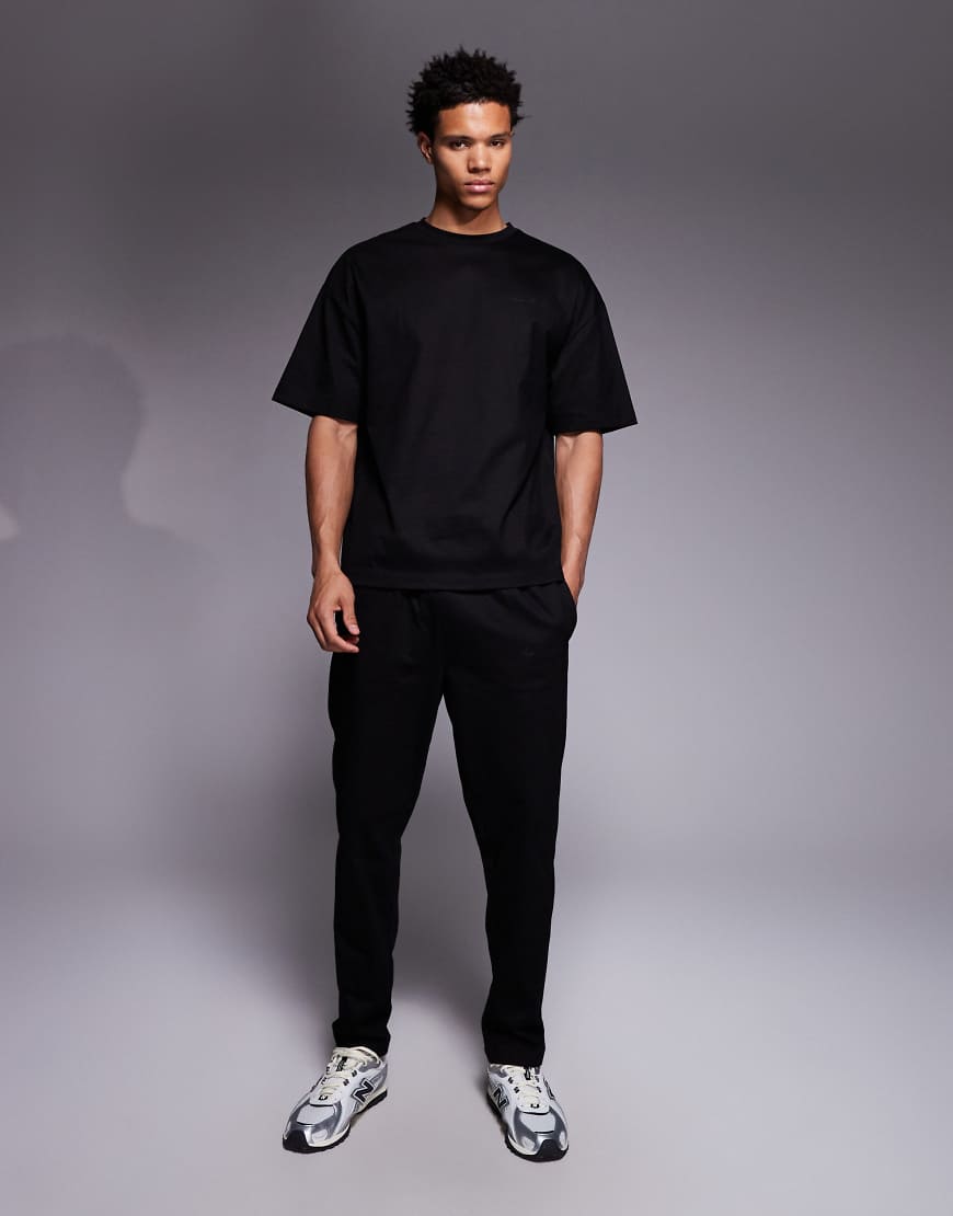 River Island - Jersey-Set in Schwarz, bestehend aus Jogginghose und T-Shirt von River Island