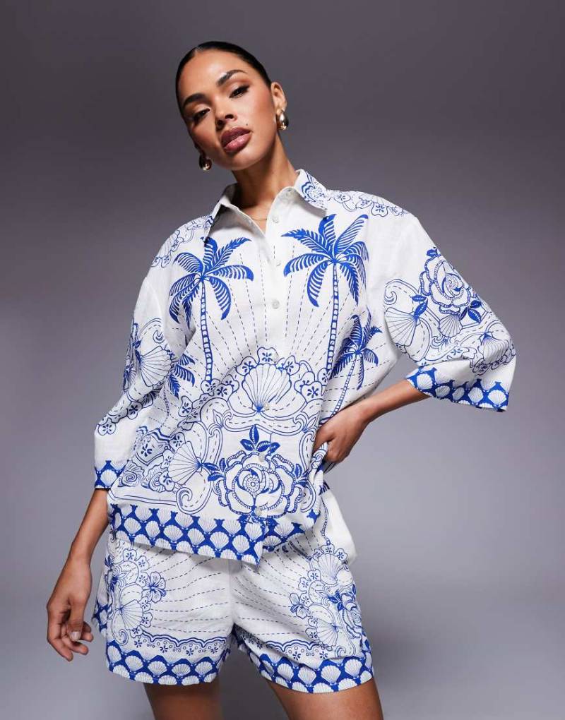 River Island - Kastige Hemdbluse in Blau mit Riviera-Printmuster von River Island