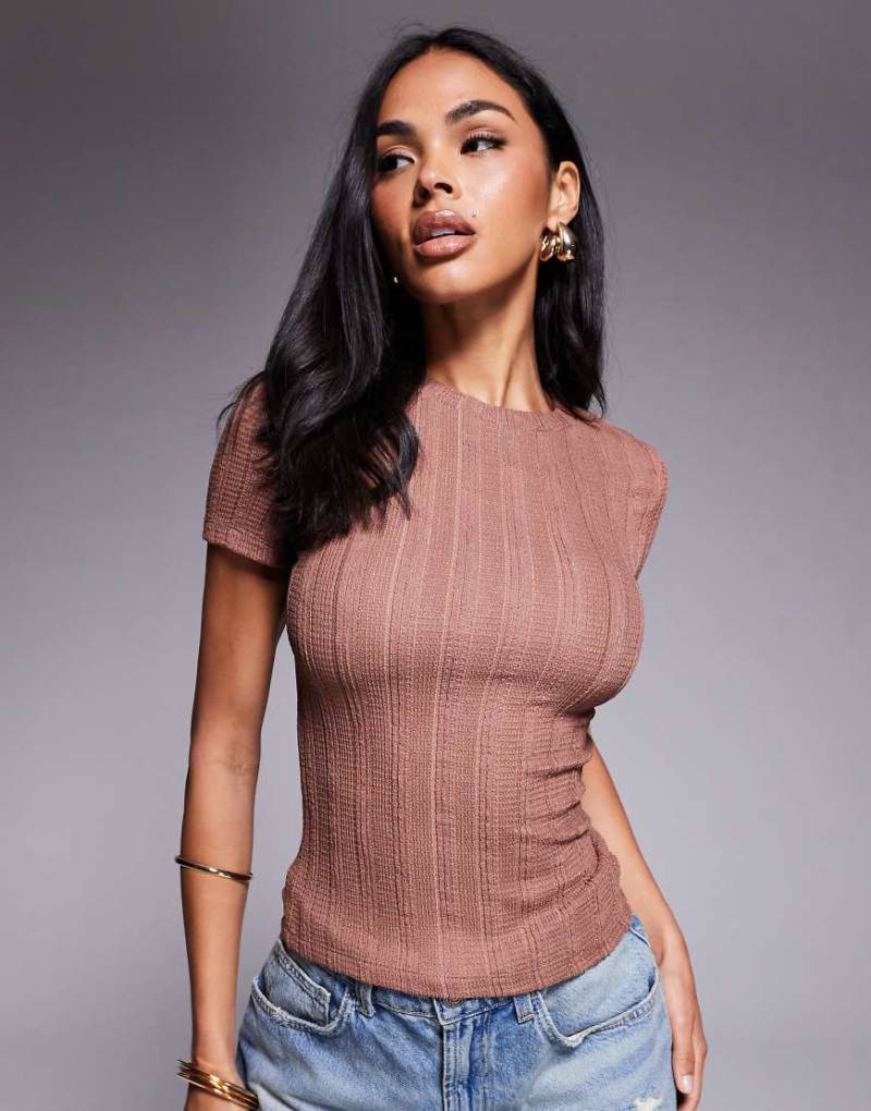 River Island - Knapp geschnittenes T-Shirt in Braun mit Strukturmuster von River Island