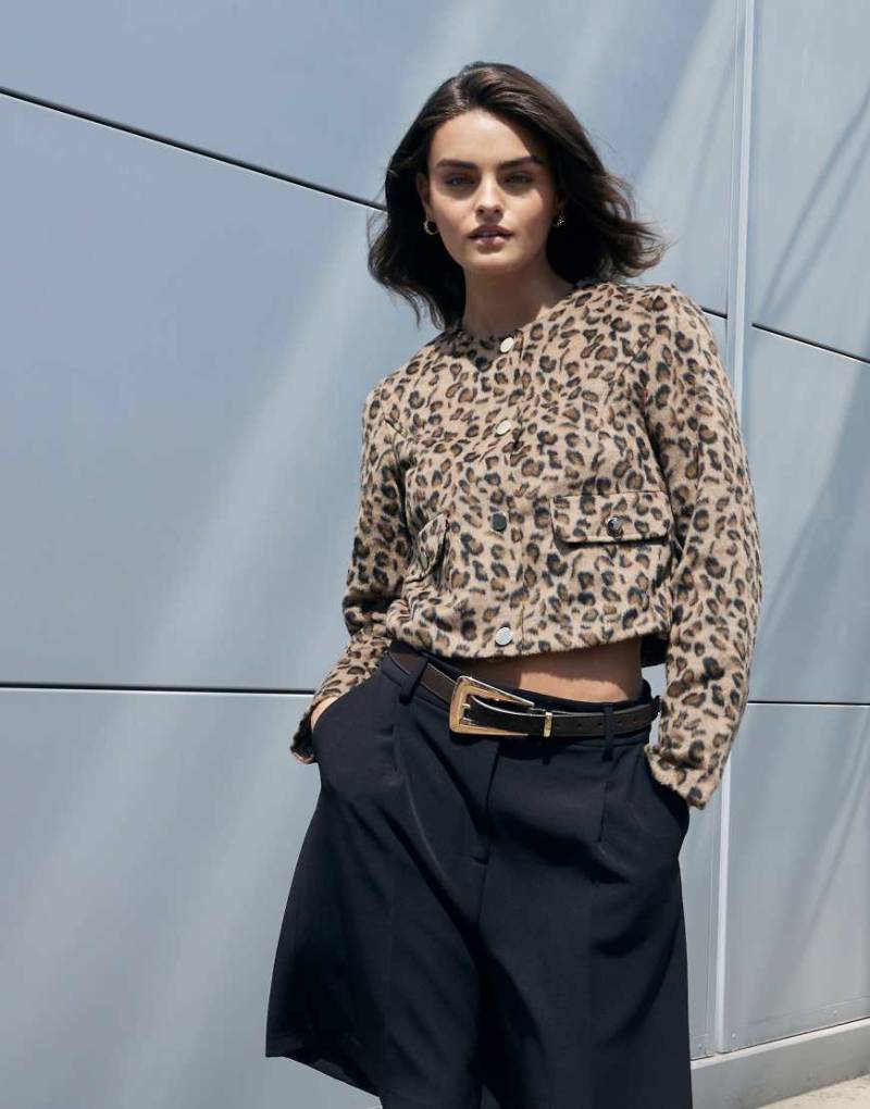 River Island - Kragenlose Trophäenjacke mit Leopardenmuster-Braun von River Island