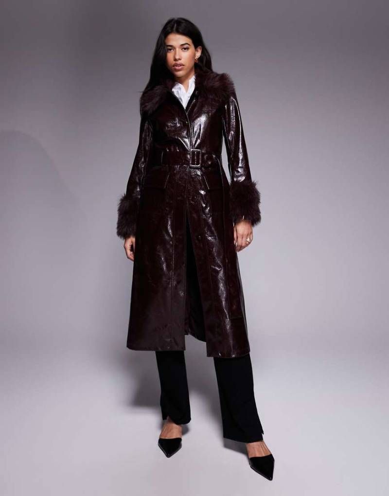 River Island - Trenchcoat aus Kunstleder in Dunkelrot mit Kunstpelzbesatz von River Island