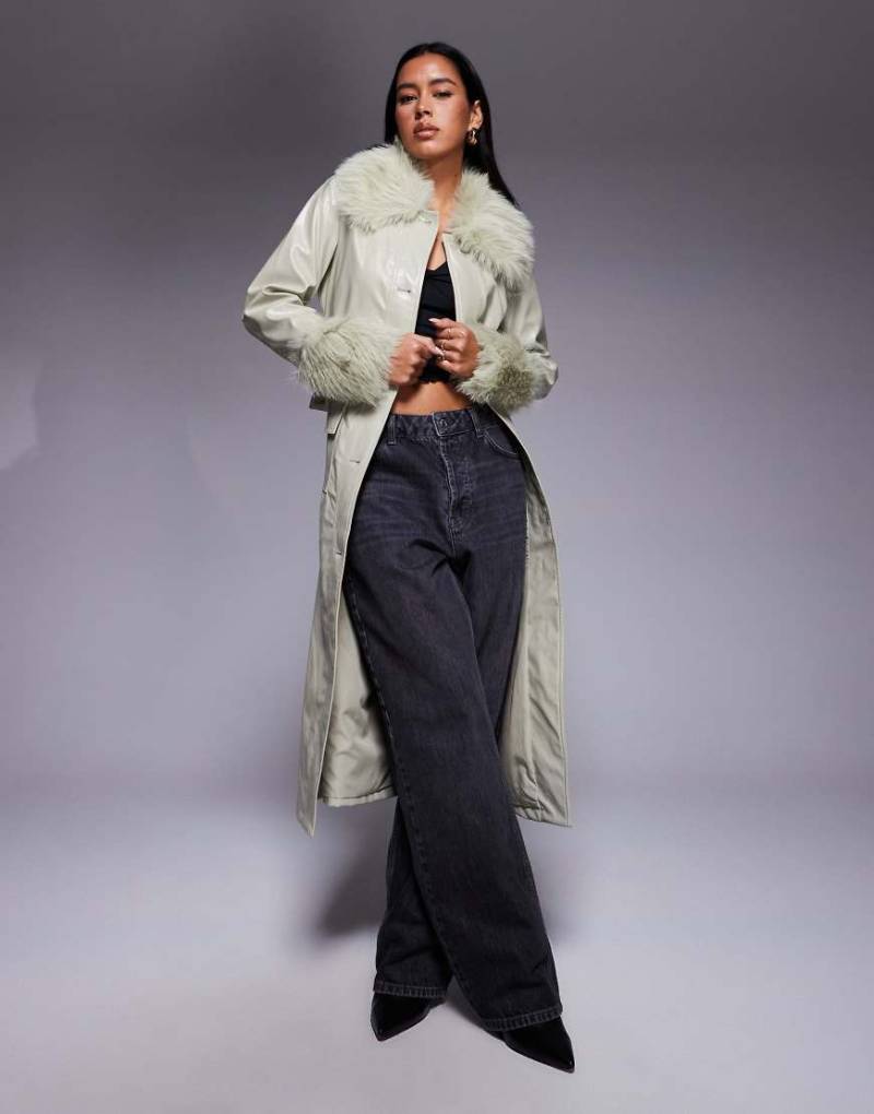 River Island - Trenchcoat aus Vinyl in Pistaziengrün mit Besatz aus Kunstpelz von River Island