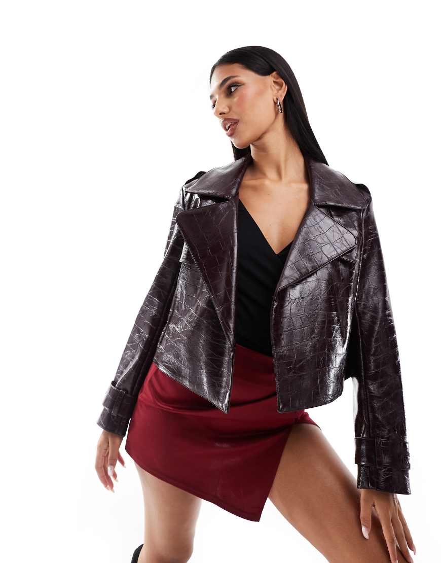 River Island - Kurzer Trenchcoat aus Kunstleder in Weinrot River Island - Kurzer Trenchcoat aus Kunstleder in Weinrot von River Island