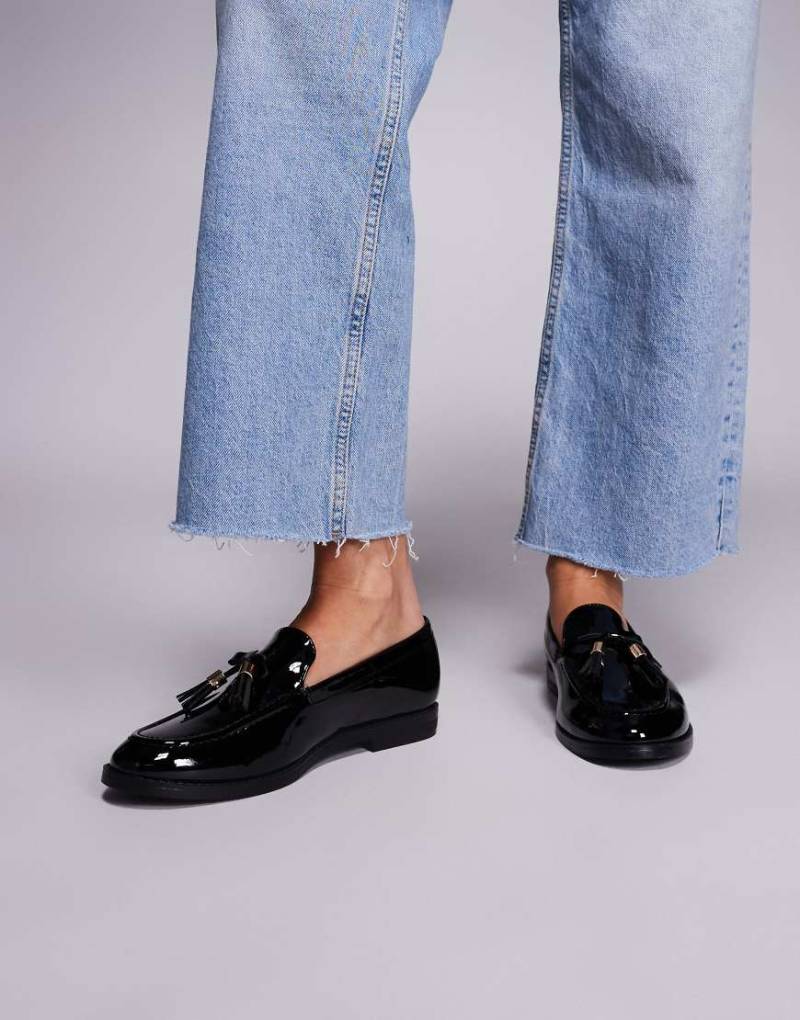 River Island - Loafer mit Bommel in schwarzer Lackoptik River Island - Loafer mit Bommel in schwarzer Lackoptik von River Island