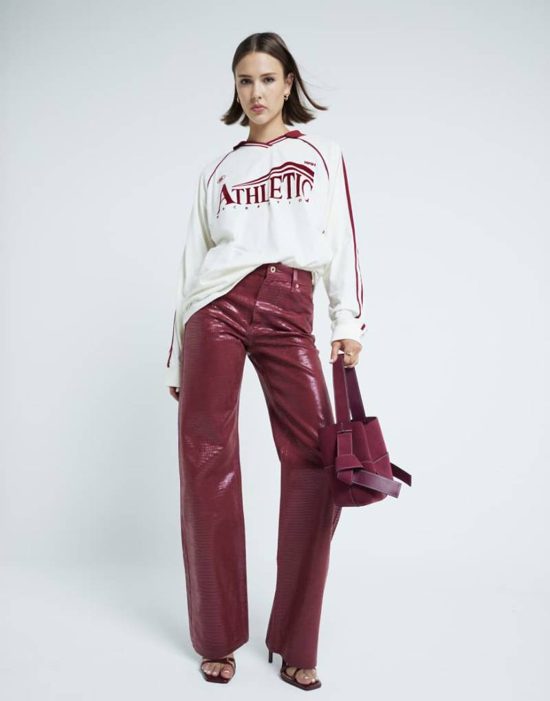 River Island - Locker geschnittene Straight Jeans in Burgunderrot mit Schlangenmuster von River Island