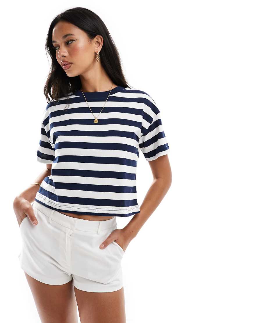 River Island - Marineblau gestreiftes T-Shirt mit kurzem Schnitt River Island - Marineblau gestreiftes T-Shirt mit kurzem Schnitt von River Island