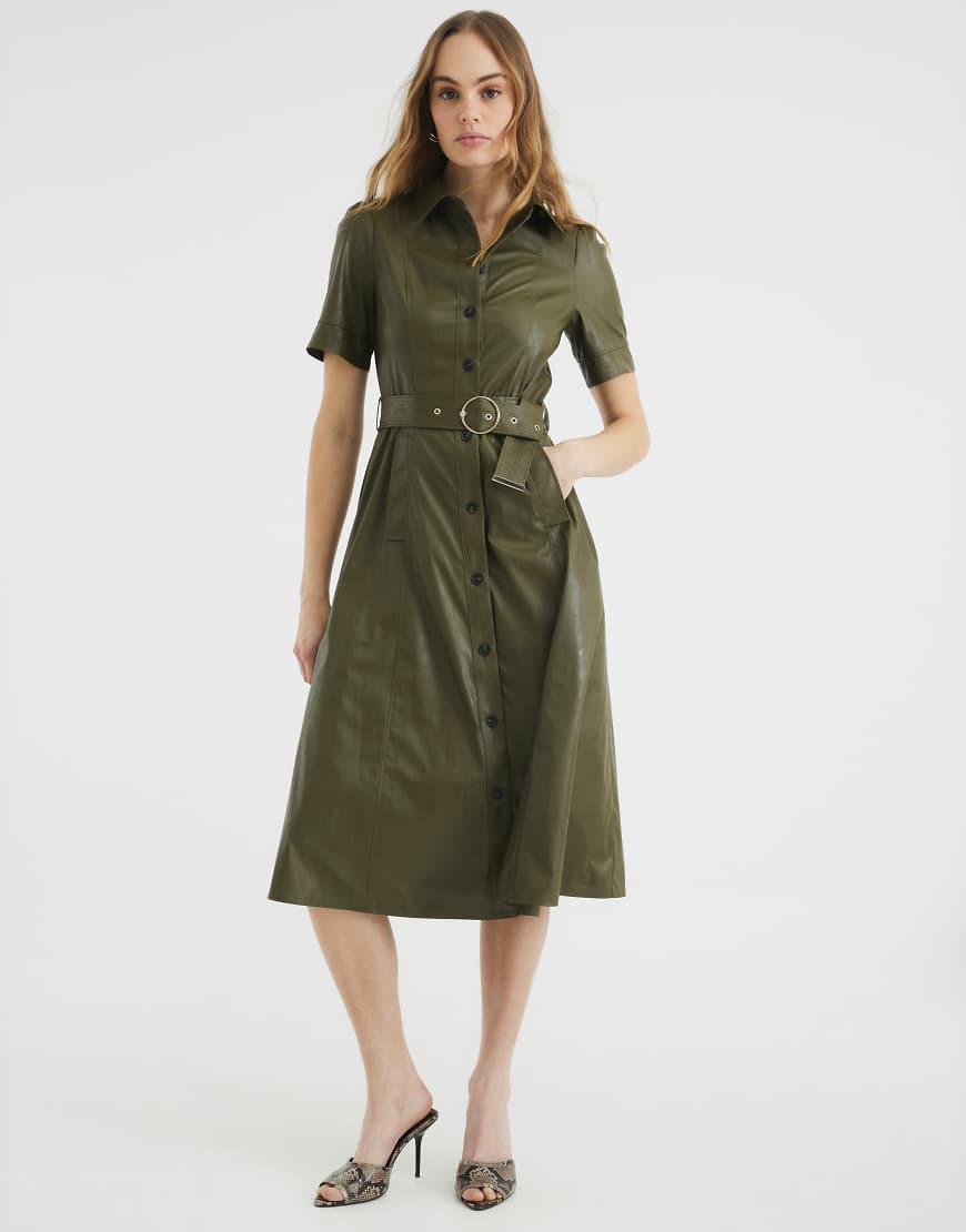 River Island - Midikleid aus Kunstleder in Grün River Island - Midikleid aus Kunstleder in Grün von River Island