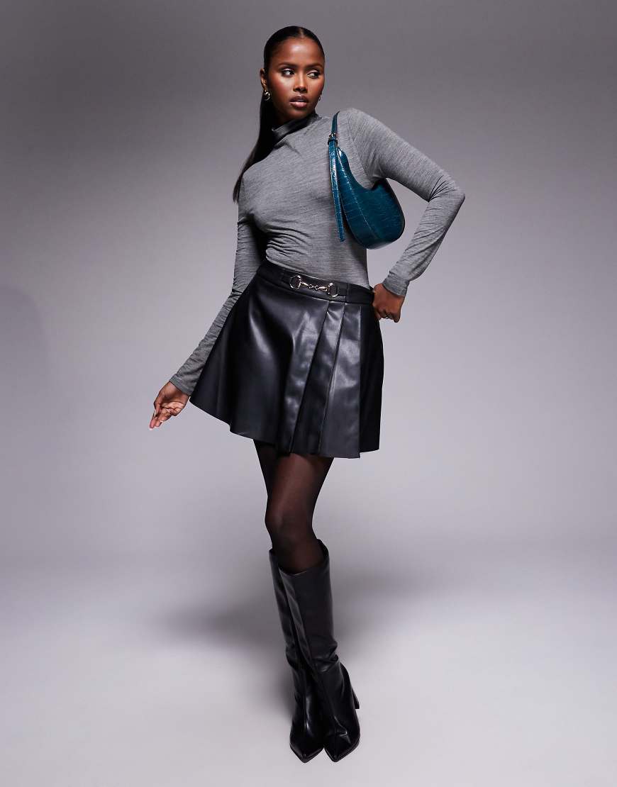 River Island - Mini-Faltenrock aus Kunstleder in Schwarz mit Trensendetail aus Metall von River Island