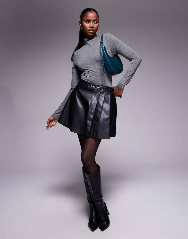 River Island - Mini-Faltenrock aus Kunstleder in Schwarz mit Trensendetail aus Metall River Island - Mini-Faltenrock aus Kunstleder in Schwarz mit Trensendetail aus Metall von River Island