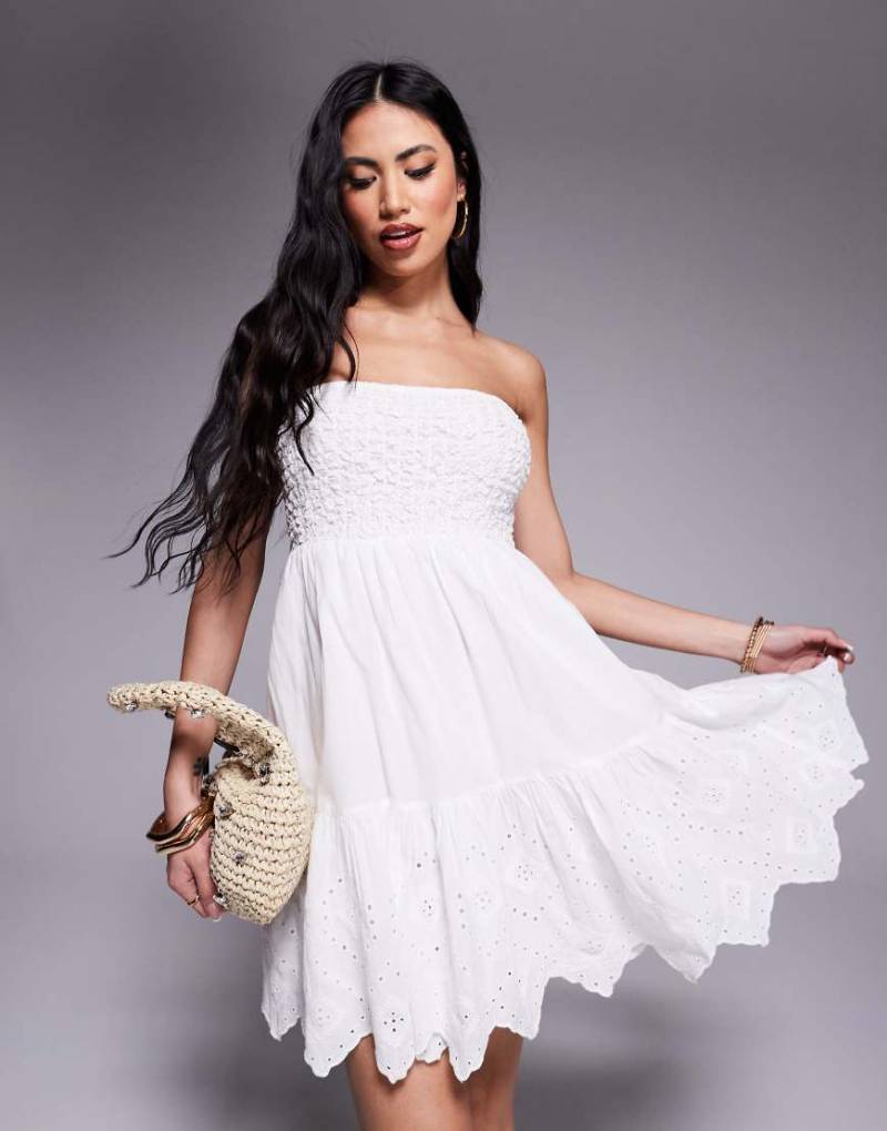 River Island - Minkleid in Weiß mit trägerlosem Design und gesmoktem Oberteil von River Island