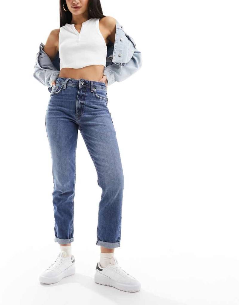 River Island - Mom-Jeans in verwaschenem Mittelblau mit formgebendem Effekt von River Island