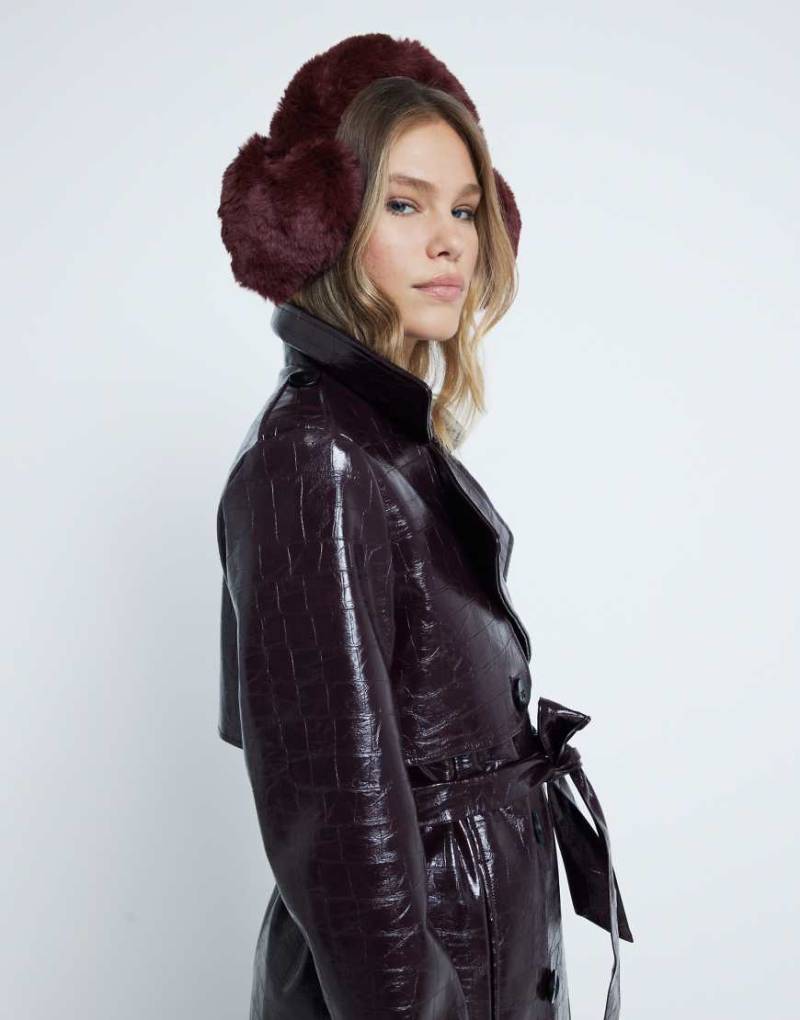 River Island - Ohrschützer in Dunkelrot mit Herzdesign von River Island