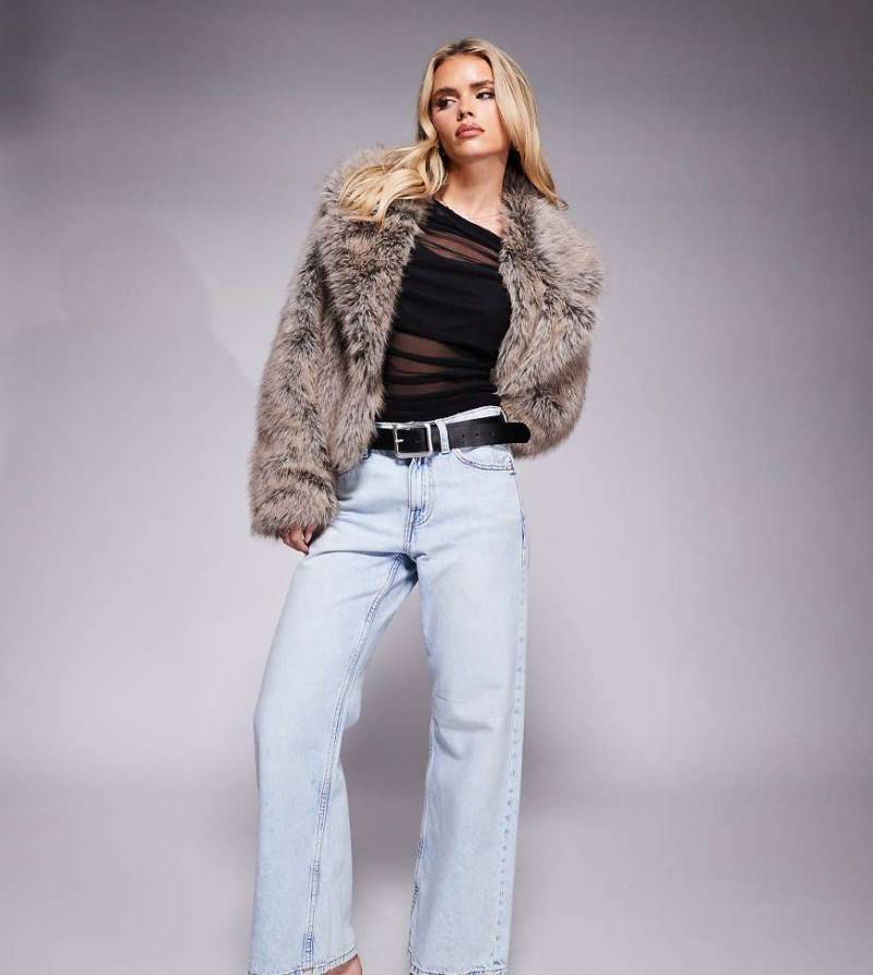 River Island Petite - Straight Jeans in hellblauer Waschung von River Island