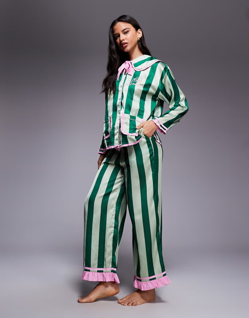 River Island - Pyjama-Set in Grün gestreift mit Oversize-Kragendetail von River Island