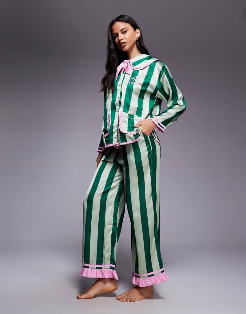 River Island - Pyjama-Set in Grün gestreift mit Oversize-Kragendetail von River Island