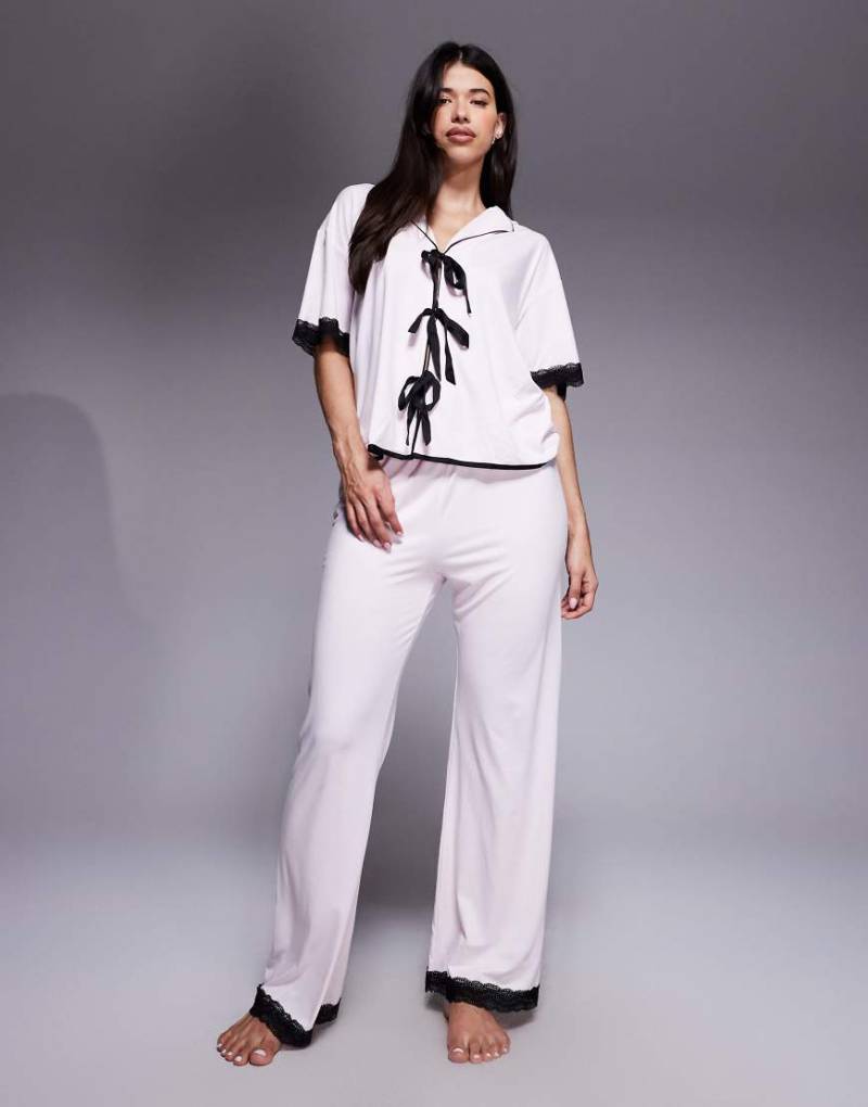 River Island - Pyjama-Set in Hellrosa mit Spitzenborte von River Island