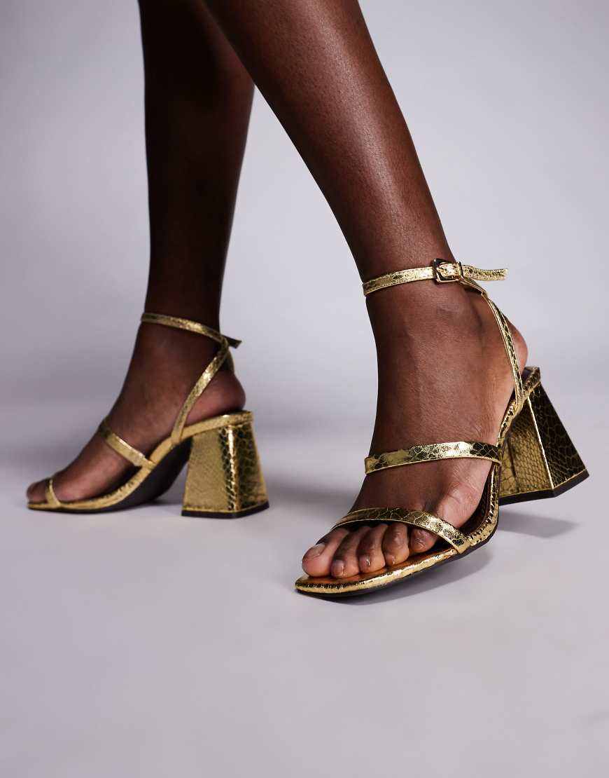 River Island - Riemchensandalen in Gold mit niedrigem Blockabsatz-Goldfarben von River Island