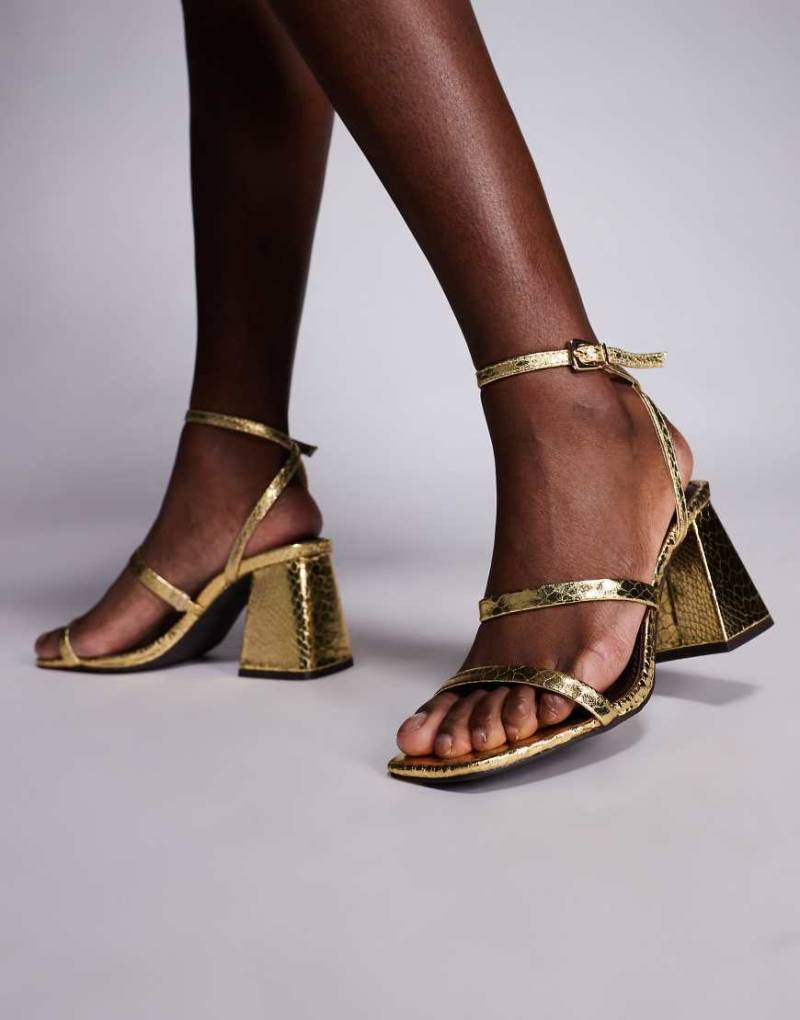 River Island - Riemchensandalen in Gold mit niedrigem Blockabsatz-Goldfarben von River Island