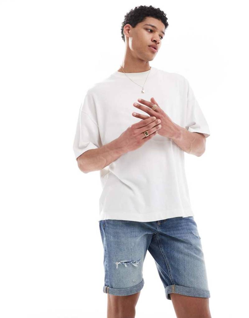 River Island - Schmal geschnittene Jeans-Shorts in mittelblauer Waschung von River Island