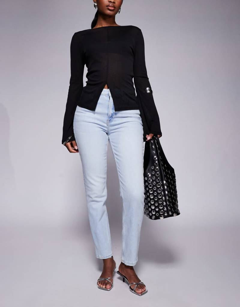 River Island - Schmal geschnittene Jeans in hellblauer Waschung River Island - Schmal geschnittene Jeans in hellblauer Waschung von River Island