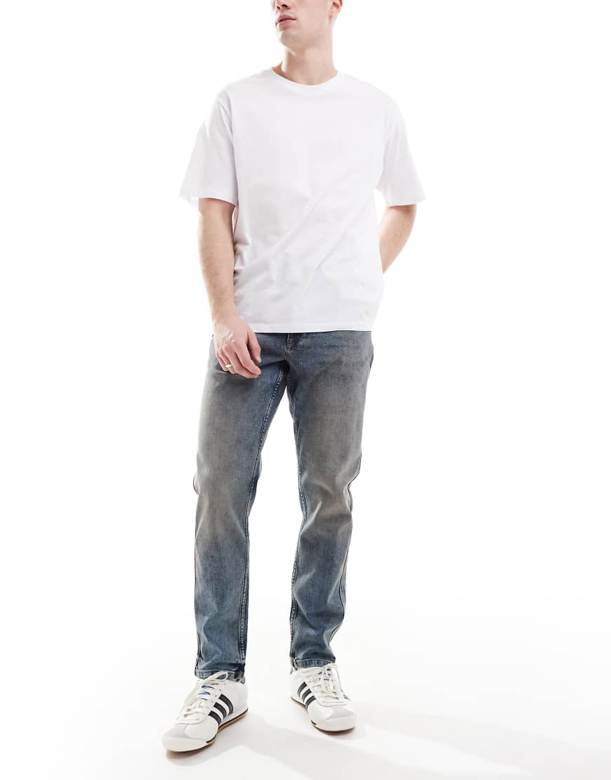 River Island - Schmal zulaufende Jeans in verwaschenem Mittelblau von River Island