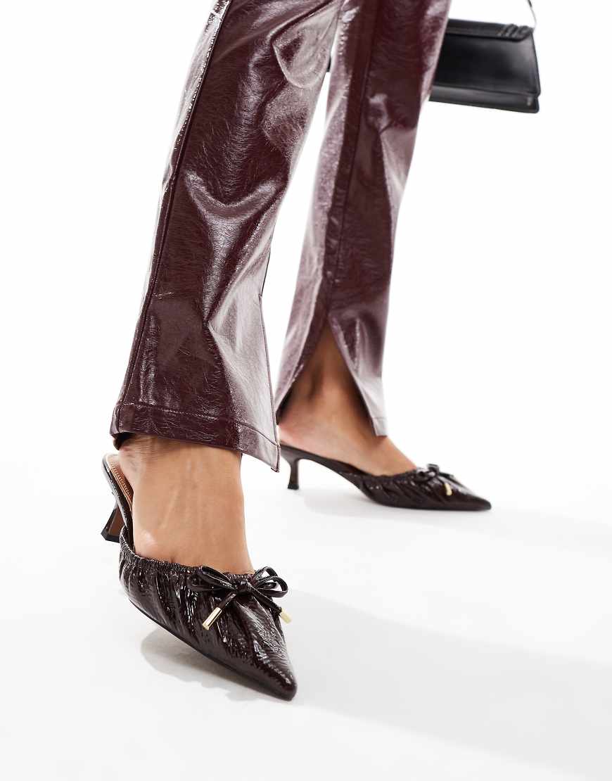 River Island - Schuhe in Burgunderrot mit Fersenriemchen und Kitten-Absatz von River Island