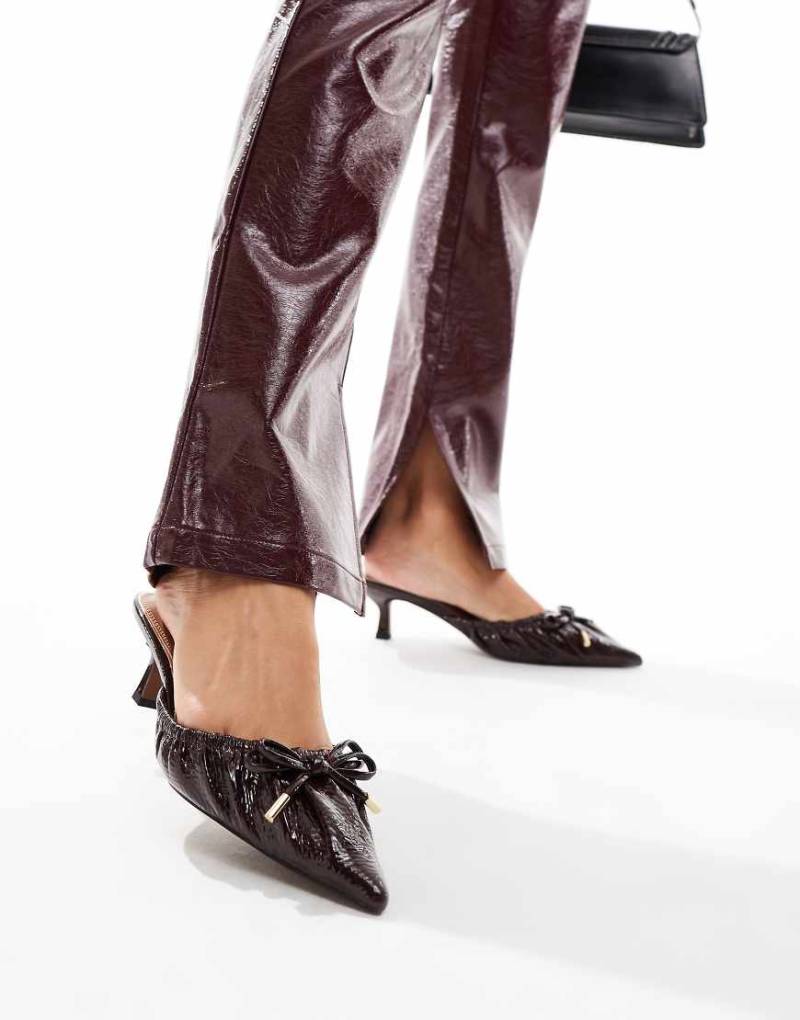 River Island - Schuhe in Burgunderrot mit Fersenriemchen und Kitten-Absatz von River Island