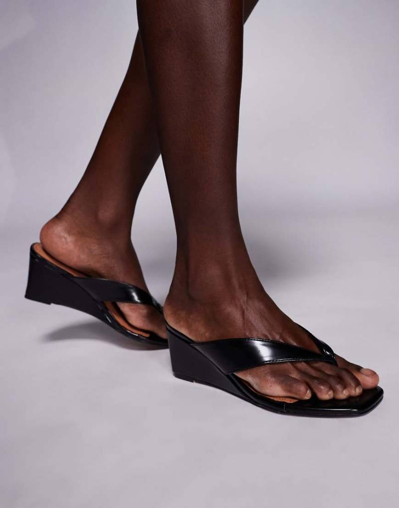 River Island - Schuhe in Schwarz mit Zehensteg und Keilabsatz von River Island