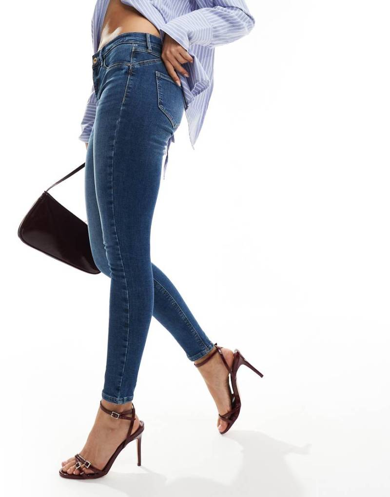 River Island - Sculpt - Skinny-Jeans in verwaschenem Mittelblau mit mittelhohem Bund von River Island