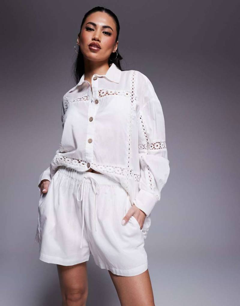 River Island - Shorts in Weiß mit Spitzeneinsatz, Kombiteil von River Island