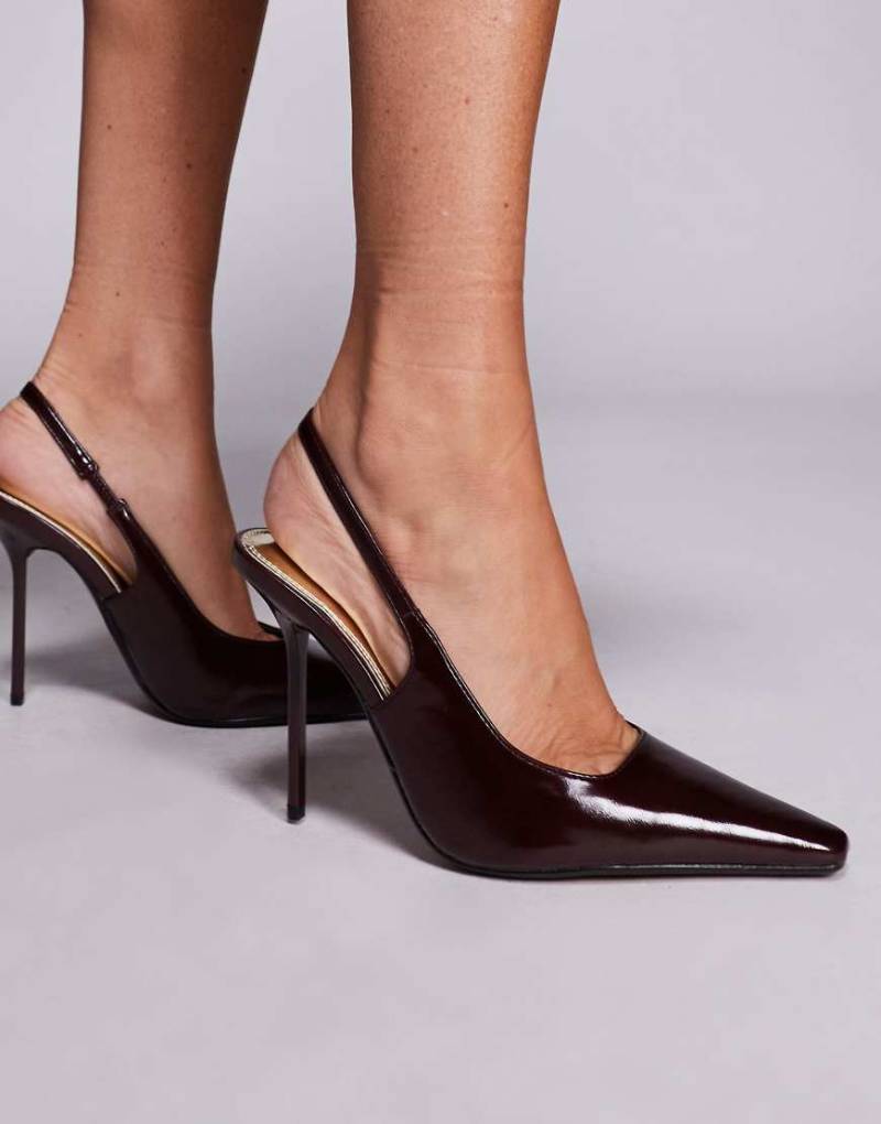River Island - Spitze Pumps in Burgunderrot mit Fersenriemen und Absatz von River Island