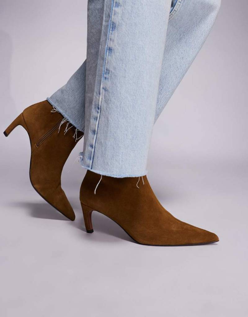 River Island - Spitze Wildleder-Stiefel in Hellbraun mit Kitten-Absatz-Brown von River Island