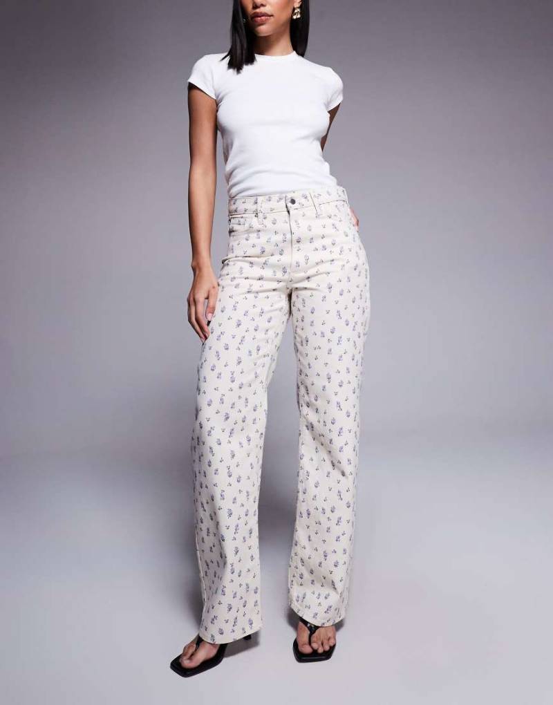 River Island - Straight Jeans in Ecru mit Relaxed-Fit-Schnitt und Blümchenmuster-Neutral von River Island