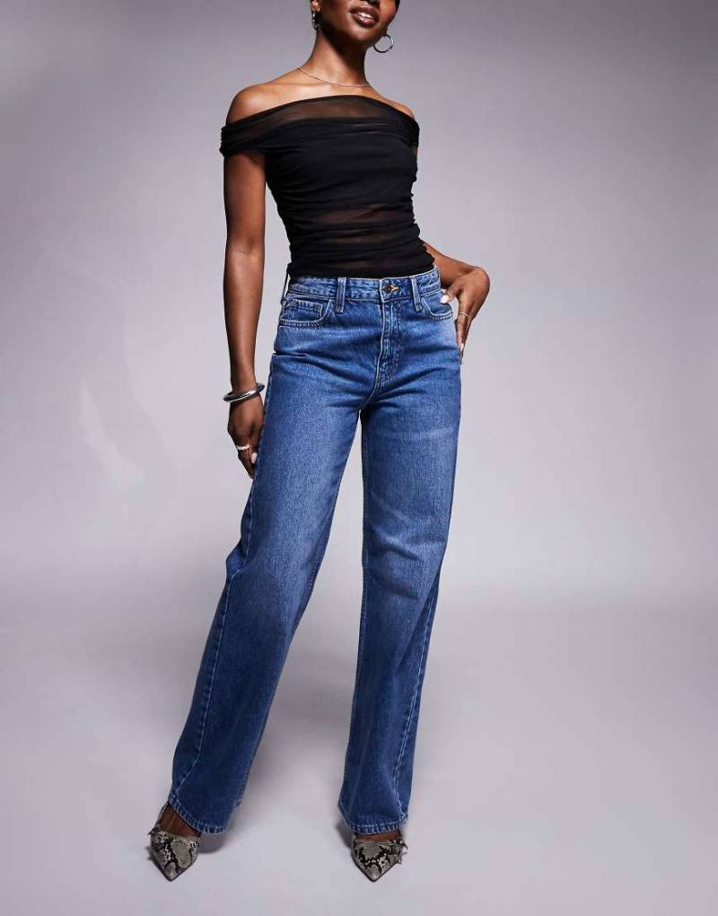 River Island - Straight Jeans in verwaschenem Mittelblau mit Relaxed-Fit-Schnitt von River Island