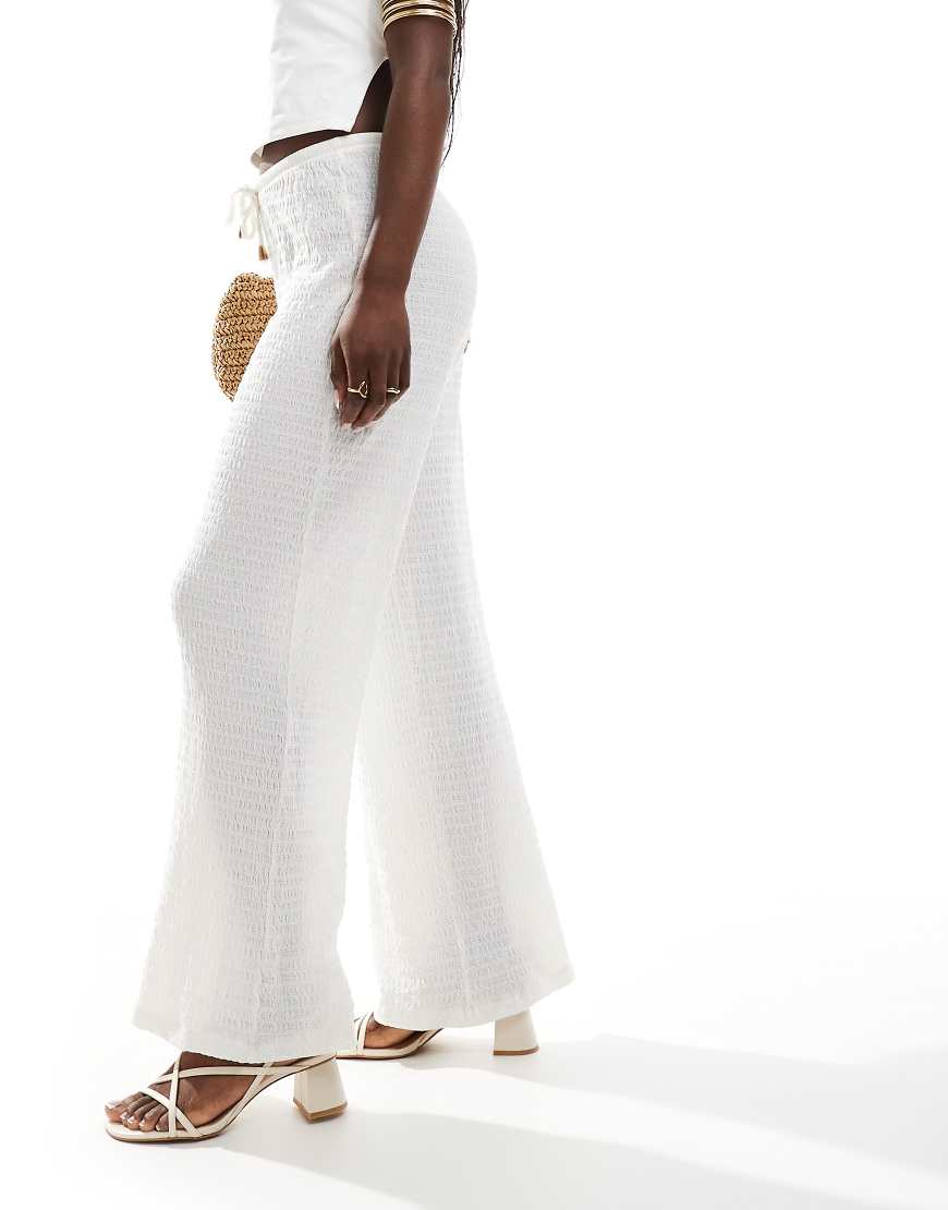 River Island - Strukturierte Hose in Cremeweiß mit weitem Schnitt von River Island