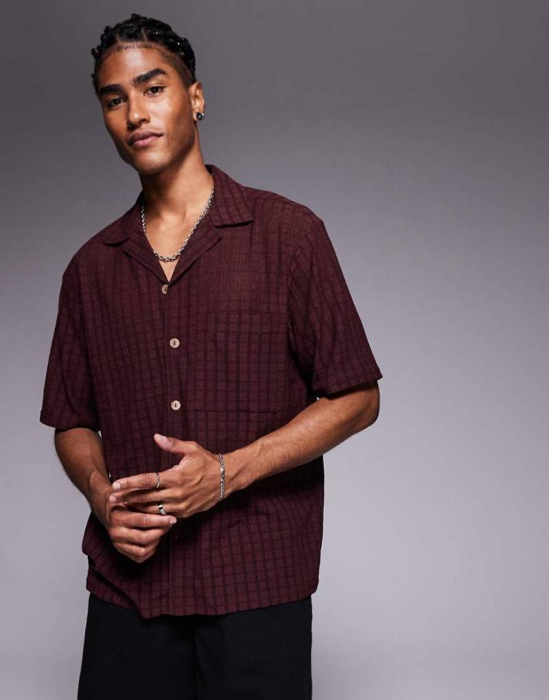 River Island - Strukturiertes Hemd in Burgunderrot mit Reverskragen von River Island