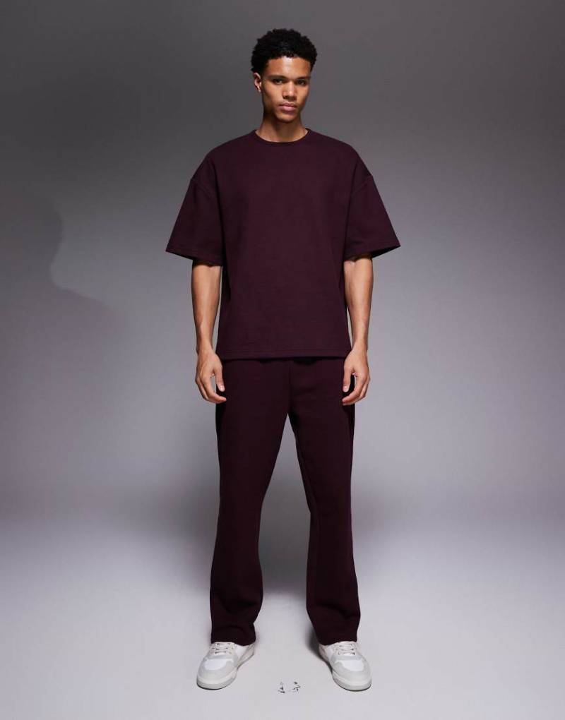 River Island - Strukturiertes Set in Burgunderrot, bestehend aus T-Shirt und Shorts von River Island