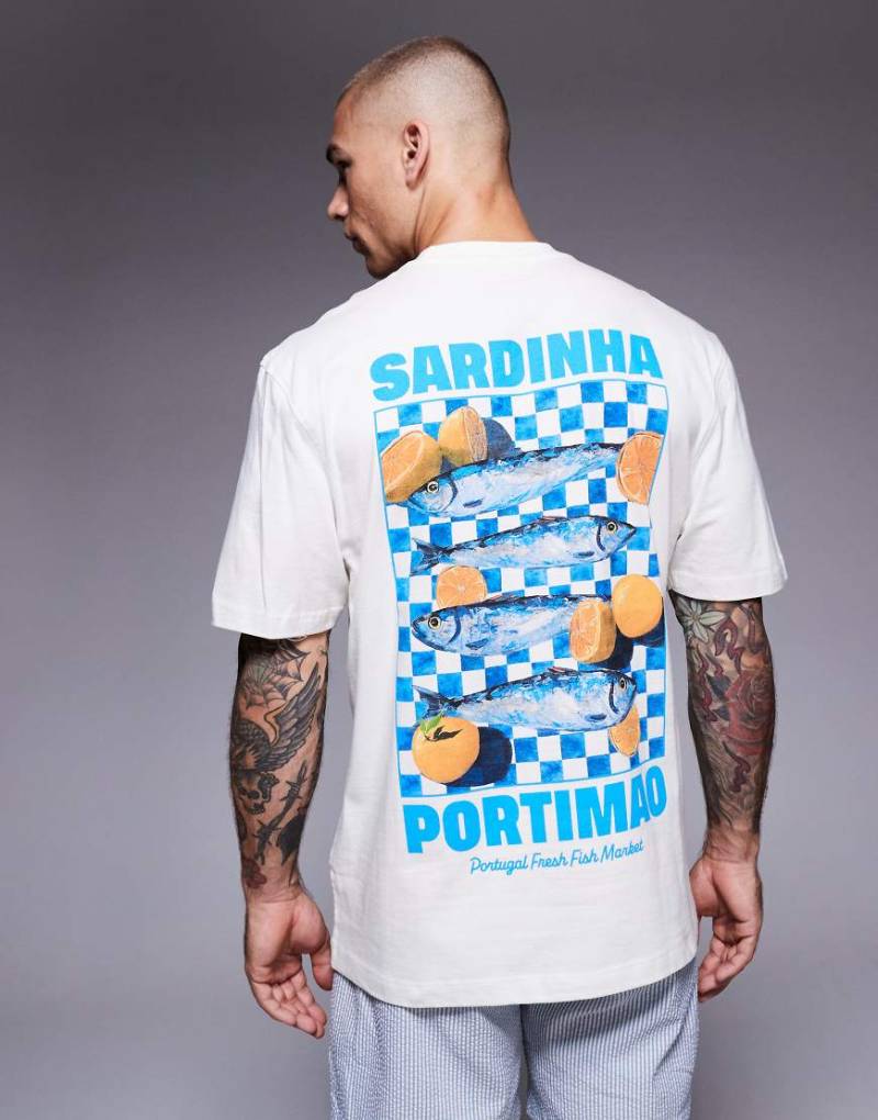 River Island - T-Shirt in Ecru mit Sardinen-Print und normaler Passform-Weiß von River Island