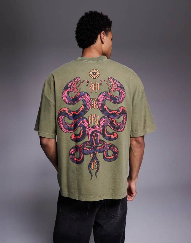 River Island - T-Shirt in Khaki mit Doppelschlangen-Grafik-Grün von River Island