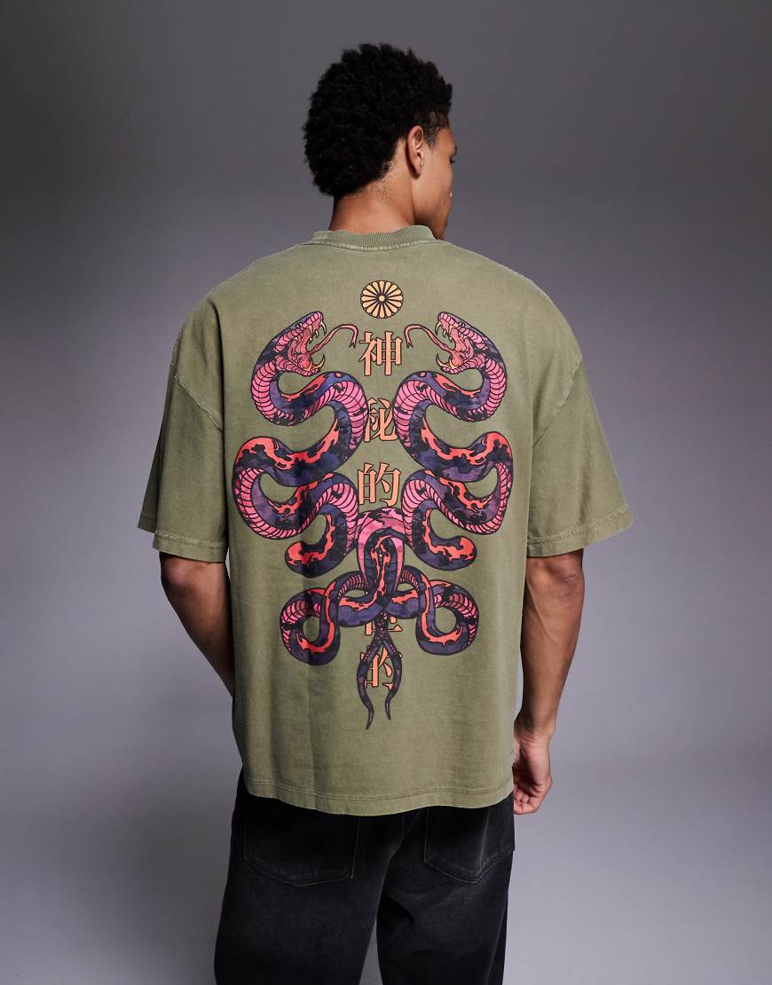 River Island - T-Shirt in Khaki mit Doppelschlangen-Grafik-Grün von River Island