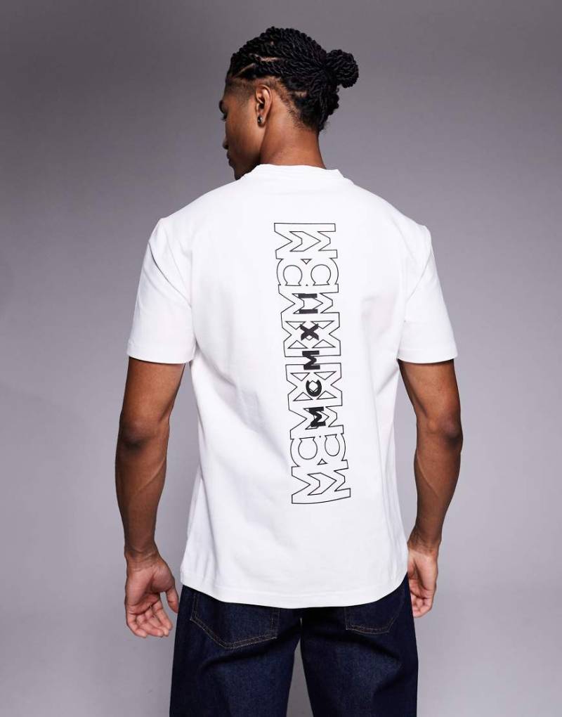 River Island - T-Shirt in Weiß mit Zahlenzeichen-Rückenprint von River Island