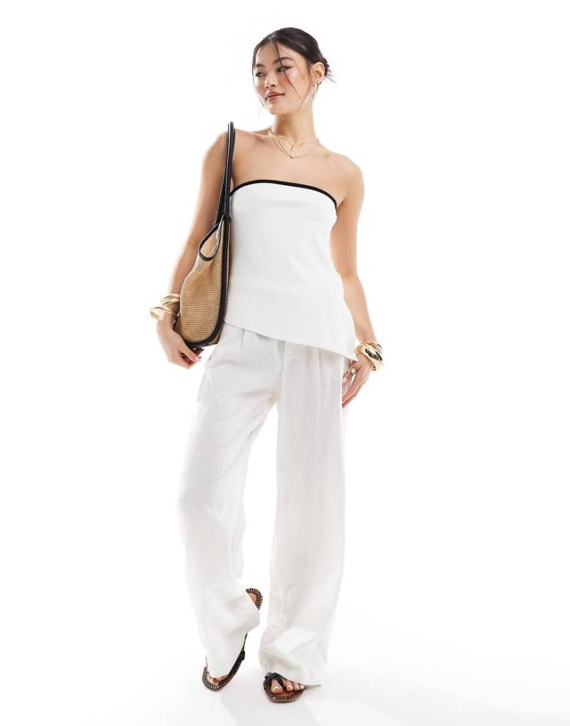 River Island - Trägerloses Oberteil in Weiß mit farblich abgesetztem Zierstreifen von River Island