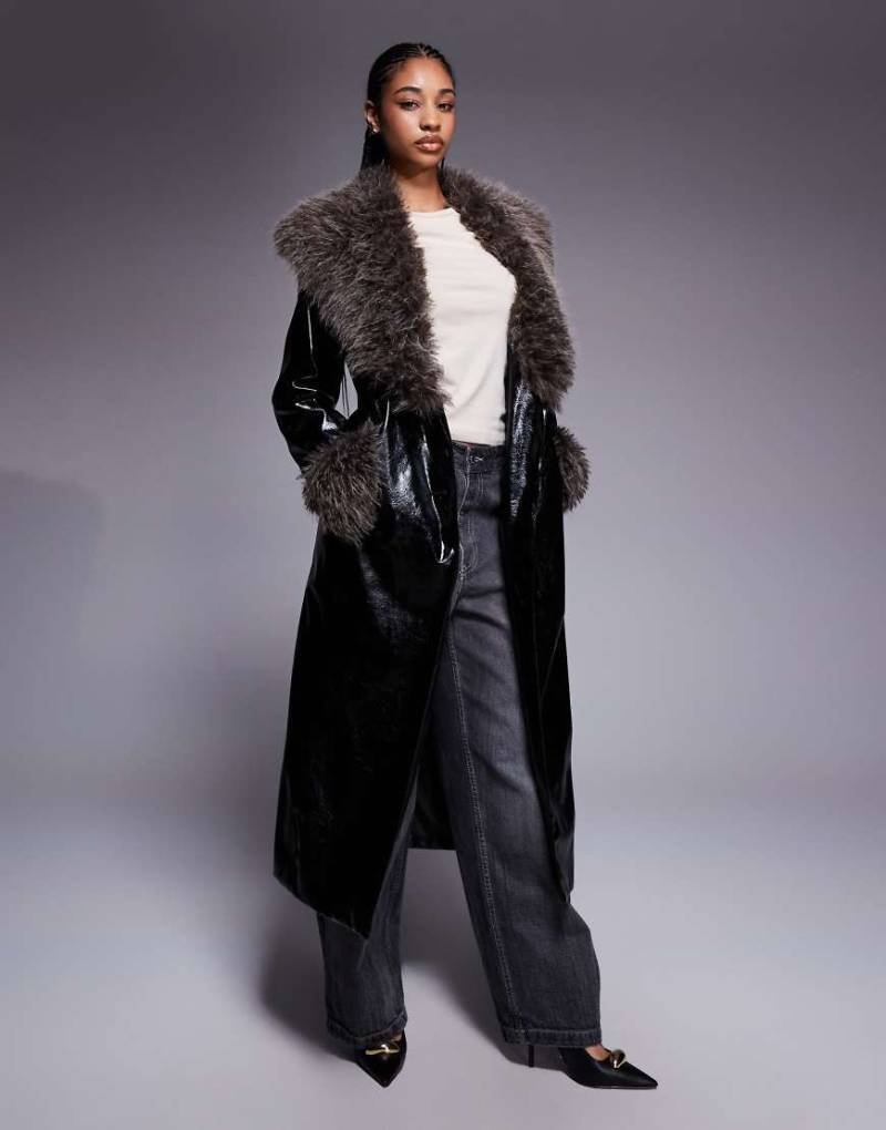 River Island - Trenchcoat aus schwarzem Kunstleder mit Kunstpelzkragen River Island - Trenchcoat aus schwarzem Kunstleder mit Kunstpelzkragen von River Island