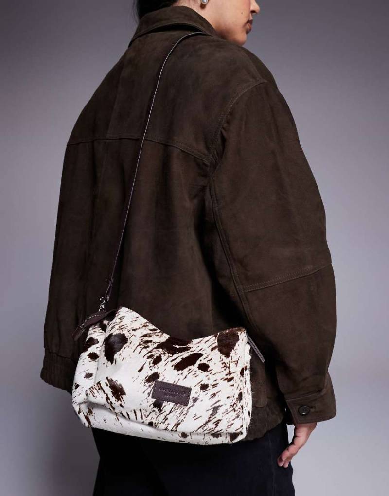 River Island - Umhängetasche aus Ponyfell mit braunem Kuhfellmuster-Neutral von River Island