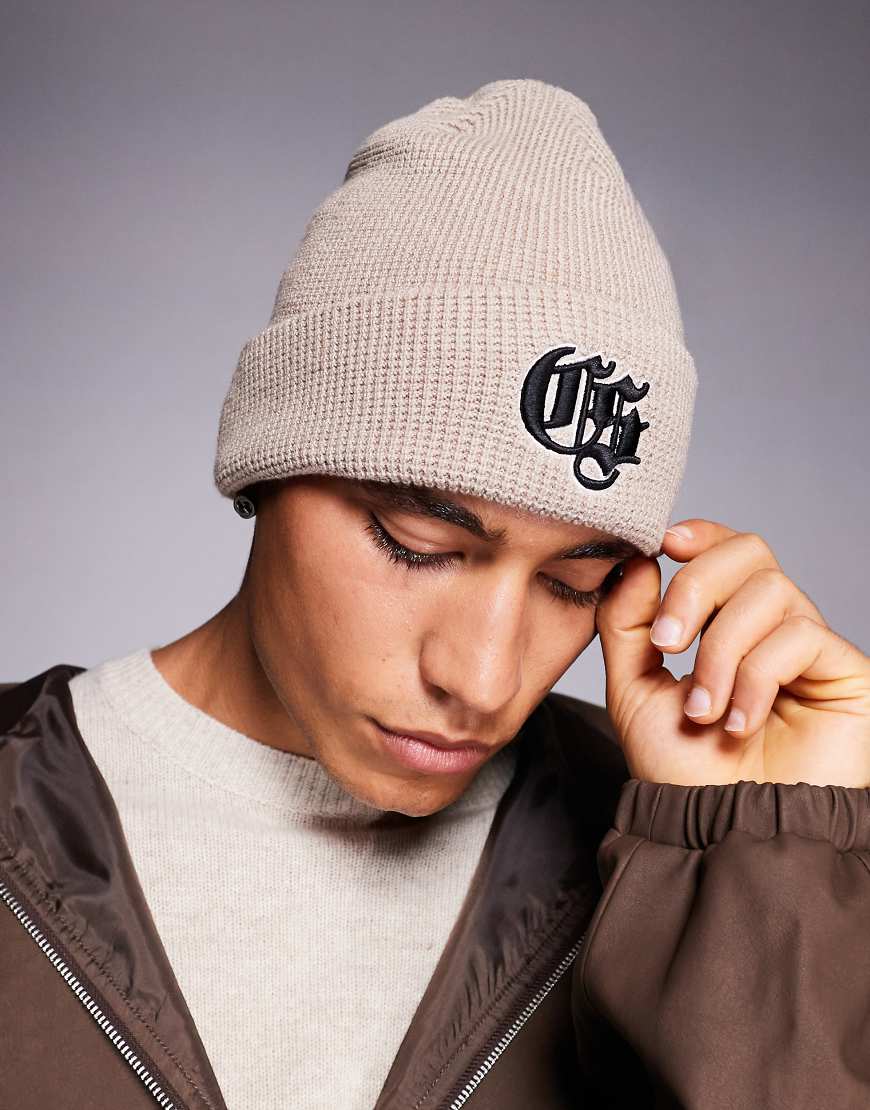 River Island - Waffelstrick-Mütze in hellem Stein mit Logodetail-Neutral von River Island