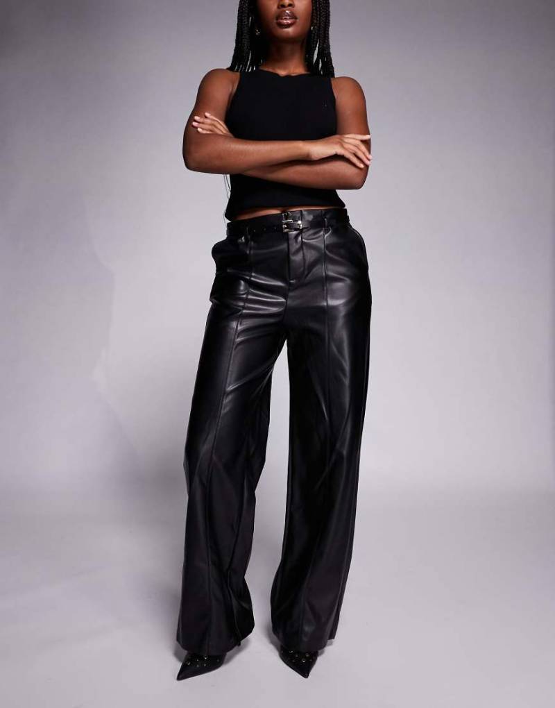 River Island - Weit geschnittene Hose aus Kunstleder in Schwarz mit Gürtel von River Island